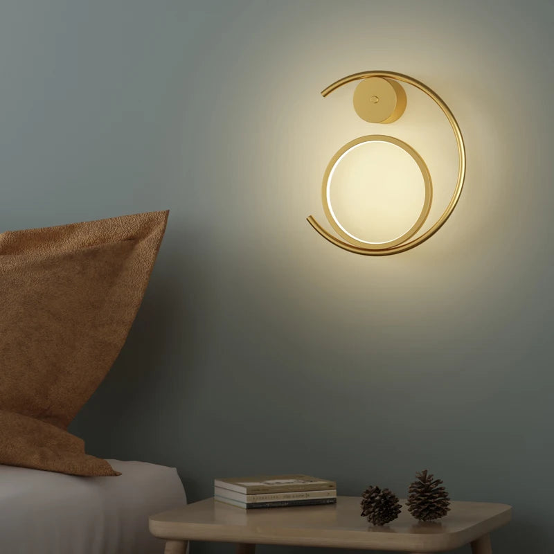 applique murale moderne en métal doré pour ambiance minimaliste