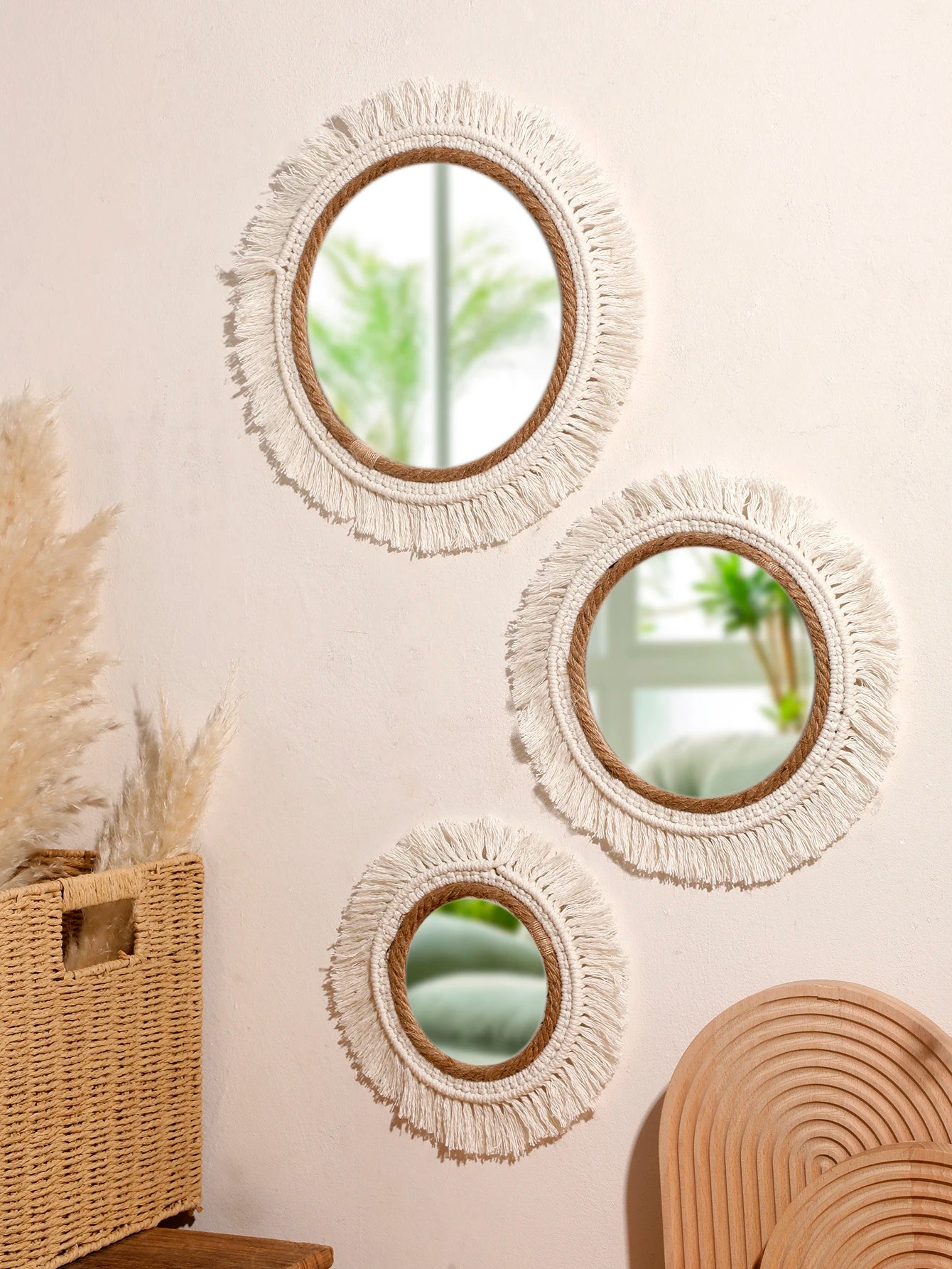 miroir suspendu en macramé décoratif avec pompons tissés - vue 3 sur 14