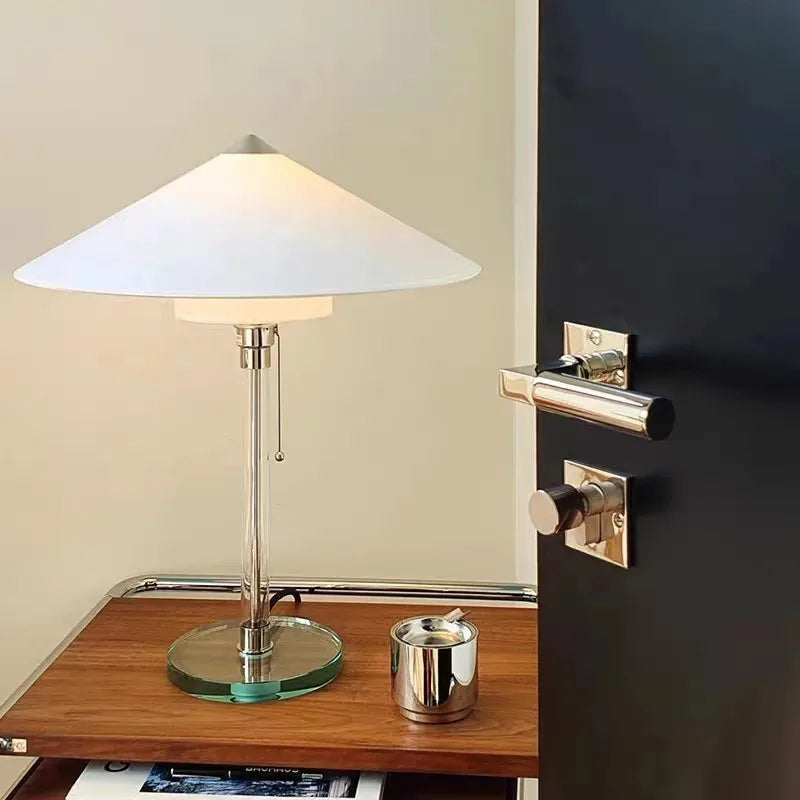 lampe à poser design simple en verre et tissu pour lecture - vue 4 sur 8