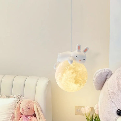Suspension créative avec boule et lapin ou ours allongé