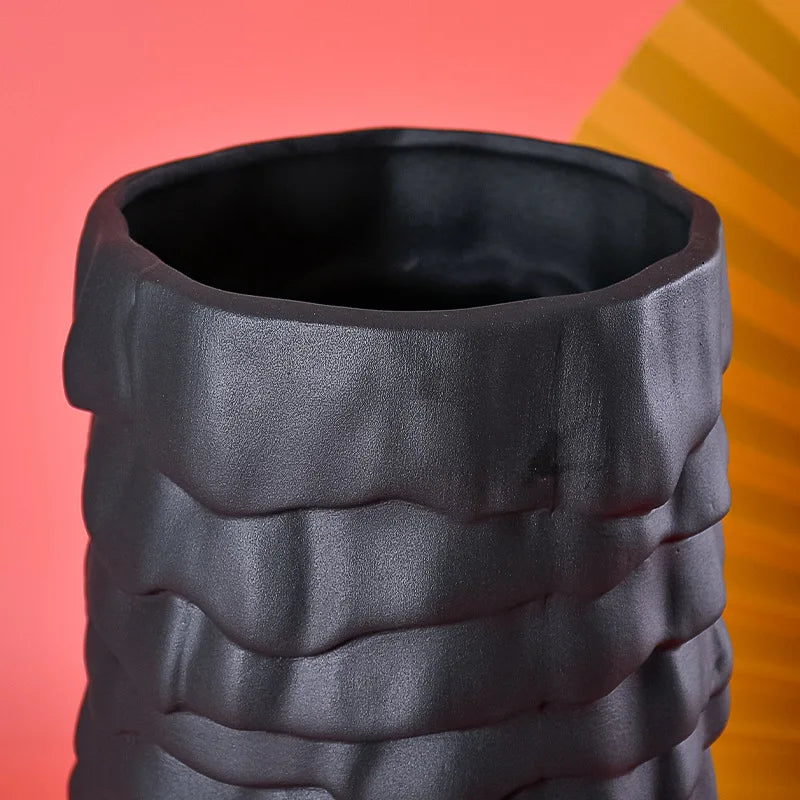 décoration intérieure minimaliste avec vase céramique et fleurs décoratives