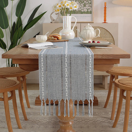 Chemin de table brodé bohème avec pompons tissés