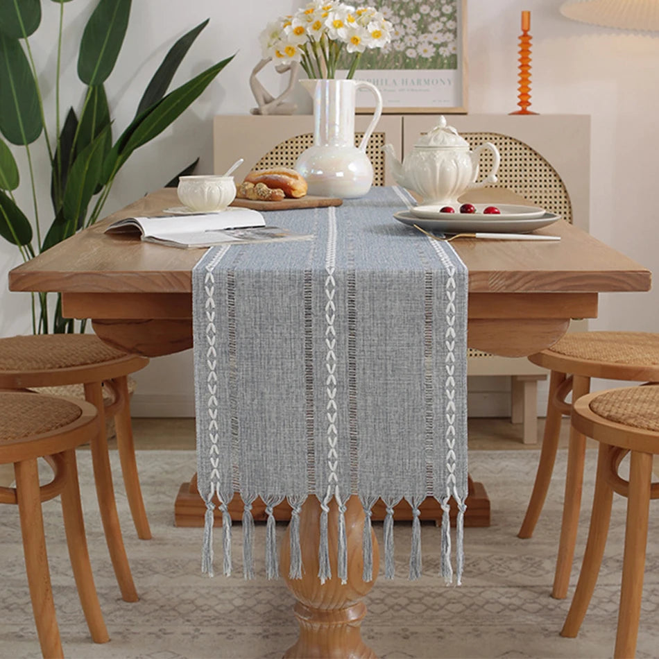 Chemin de table brodé bohème avec pompons tissés - vue 6 sur 7