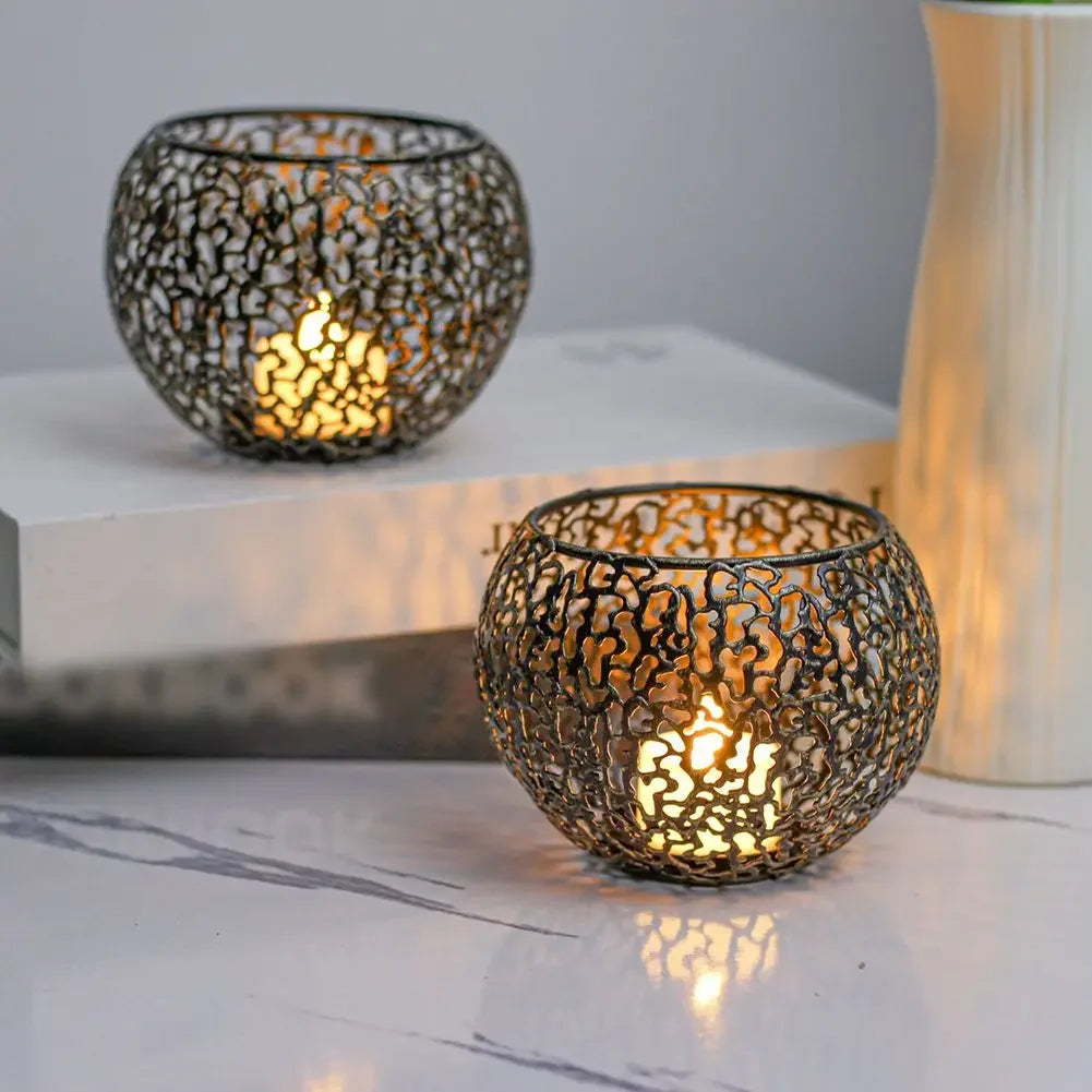 bougeoirs en métal doré au design complexe pour décoration élégante - vue 3 sur 11
