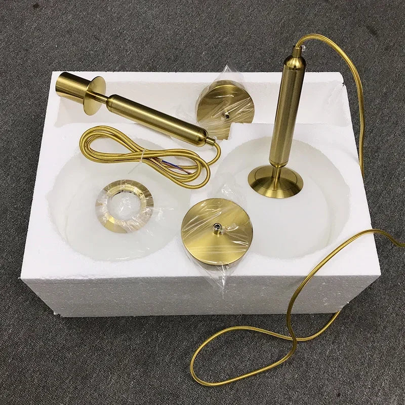 suspension luxueuse avec abat-jour en boule dorée