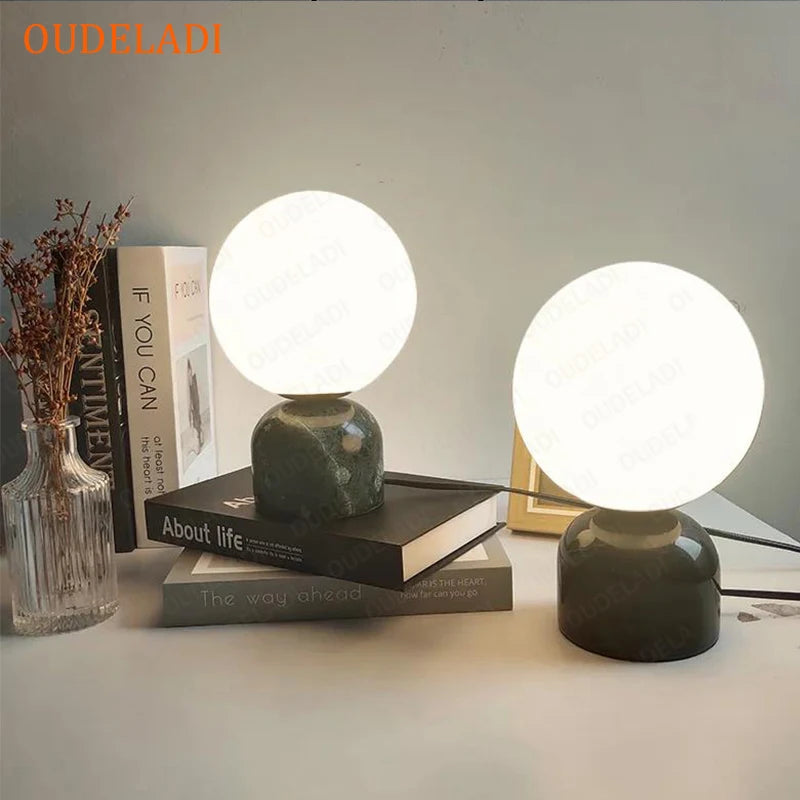 lampe de bureau led moderne en marbre avec boule de verre