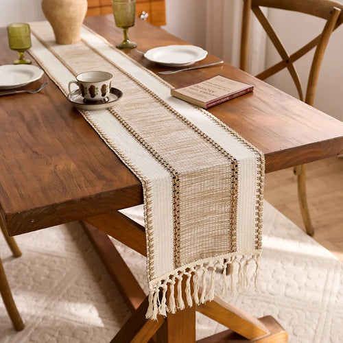 Chemin de table bohème macramé kaki à pompons - vue 5 sur 7