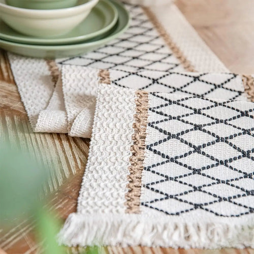 Chemin de table bohème macramé beige pompons mariage