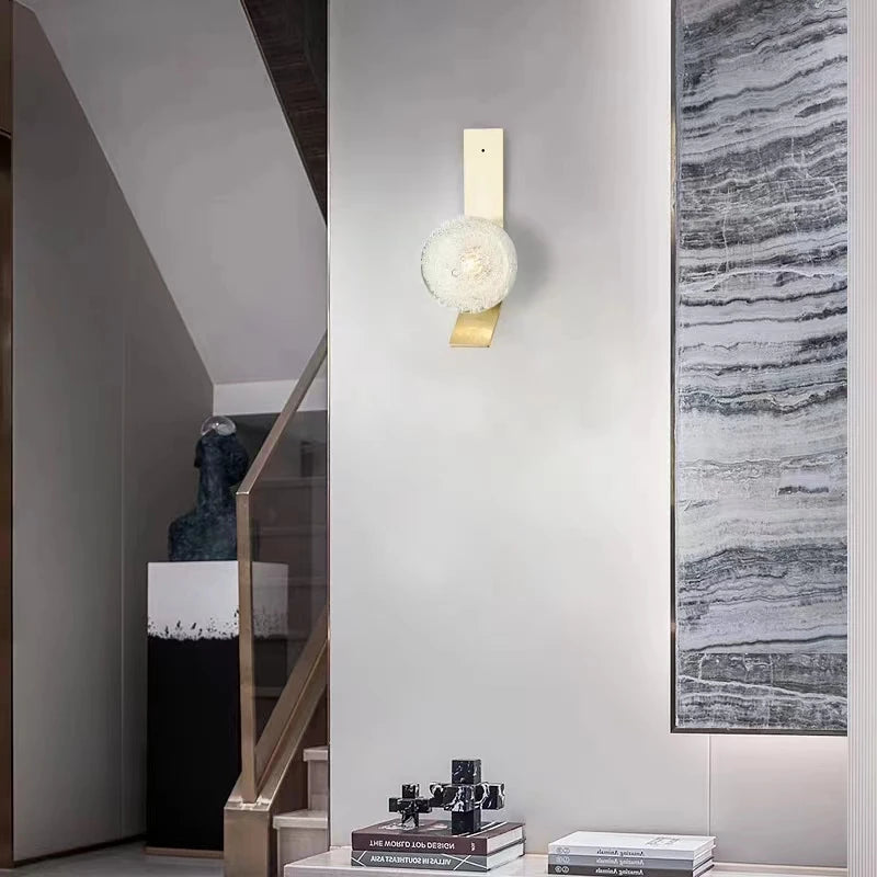 applique murale minimaliste en métal avec boule de verre pour intérieur