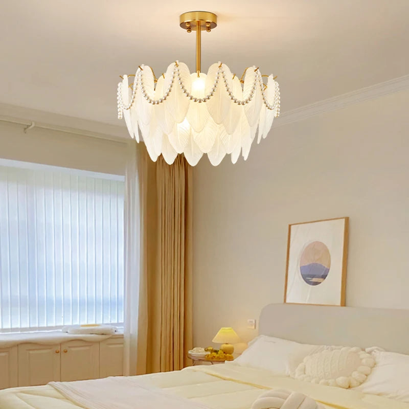 lustre rétro en plumes pour une ambiance romantique et luxueuse - vue 3 sur 11