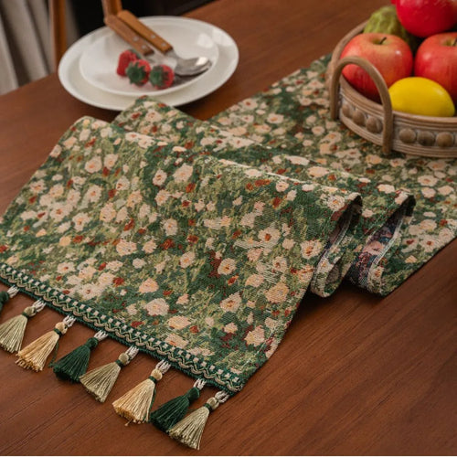 Chemin de table jacquard vert floral pompons campagne
