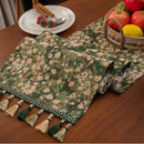 Chemin de table jacquard vert floral avec pompons