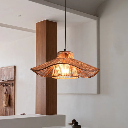 suspension vintage en corde de chanvre avec chapeau wabi-sabi japonais