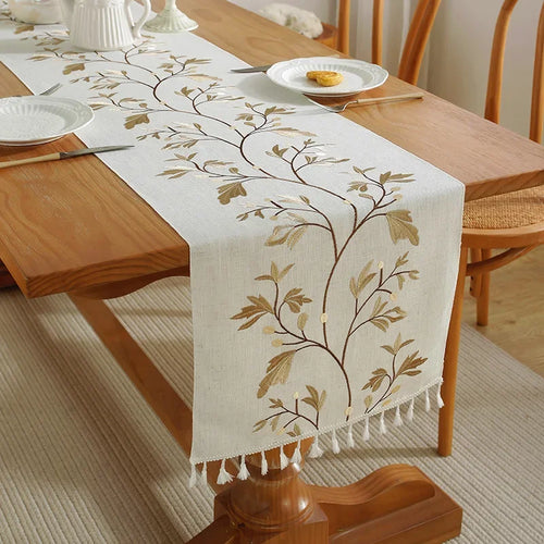 Chemin de table brodé plantes bohème pompons coton - vue 3 sur 5