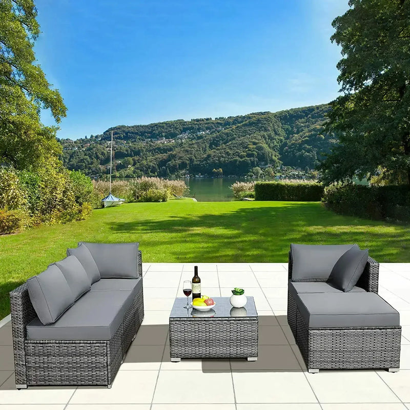ensemble de canapés dangle de jardin en rotin avec table basse et coussins