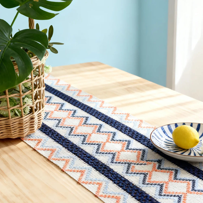 Chemin de table bohème motifs aztèques beige pompons