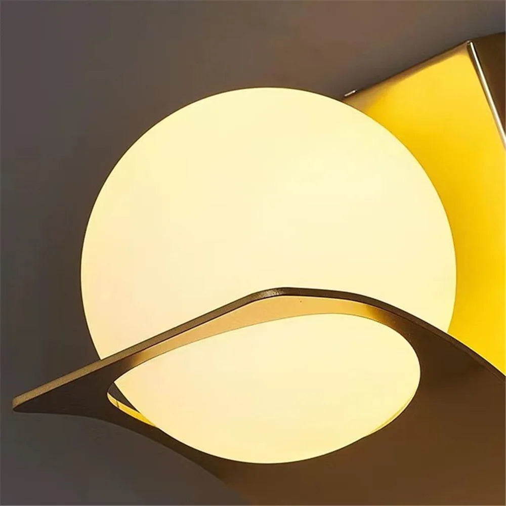 applique murale en métal doré avec boule de verre design élégant - vue 4 sur 6