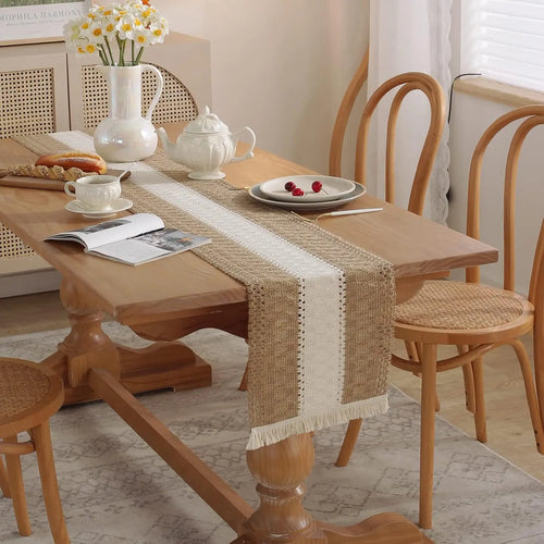 Chemin de table bohème beige motifs géométriques pompons