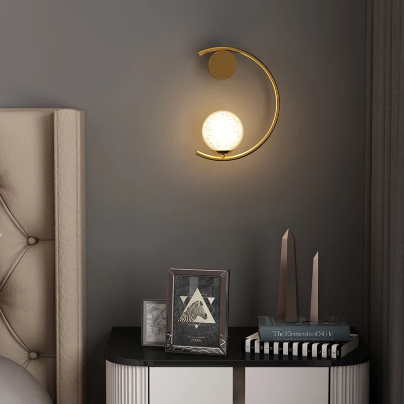 applique murale moderne en métal doré pour atmosphère minimaliste