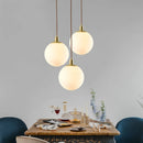 suspension minimaliste en laiton avec orbe de verre laiteux