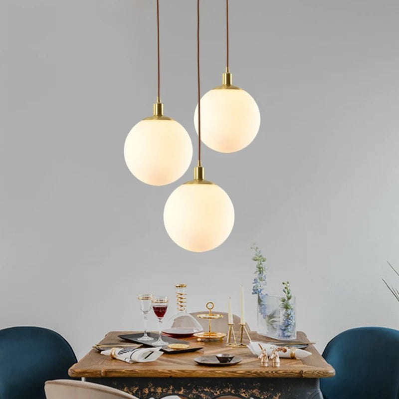 suspension minimaliste en laiton avec orbe de verre laiteux - vue 4 sur 9
