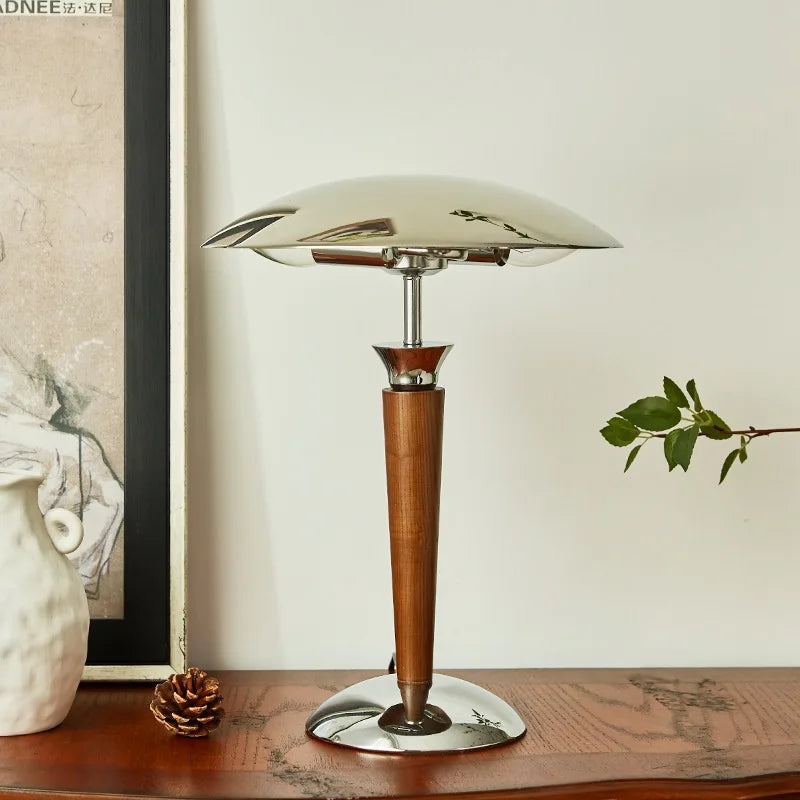 lampe de bureau nordique en bois avec abat-jour chromé - vue 8 sur 7