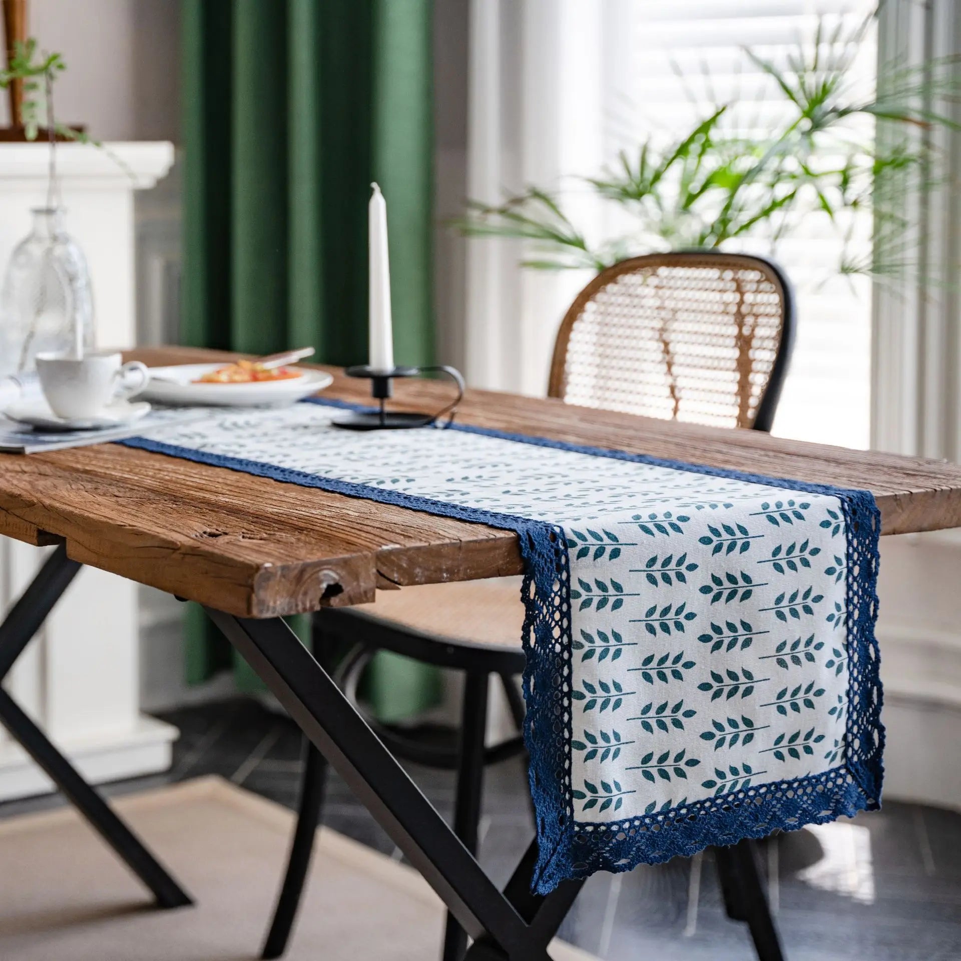 Chemin de table bleu marine dentelle motif porcelaine