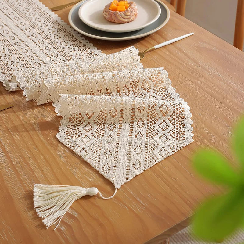 Chemin de table dentelle crochet bohème pompons écru - vue 4 sur 6