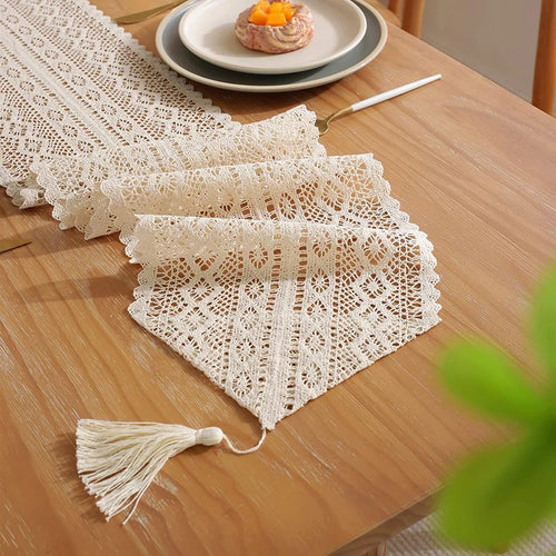 Chemin de table dentelle crochet boheme beige pompons - vue 5 sur 6
