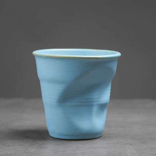 Tasse en gres plissee artisanale style vintage latte