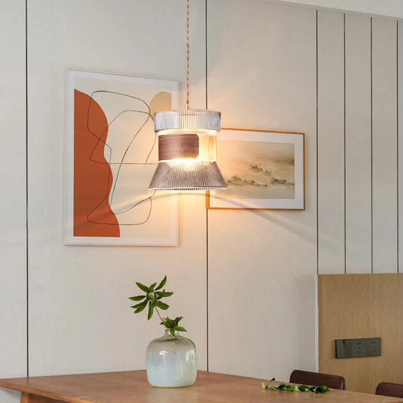 suspension moderne en verre avec détails en bois et cuivre