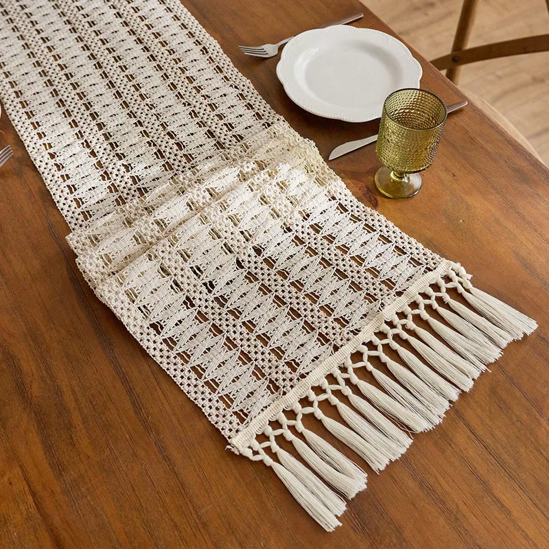 Chemin de table bohème beige pompons motifs géométriques