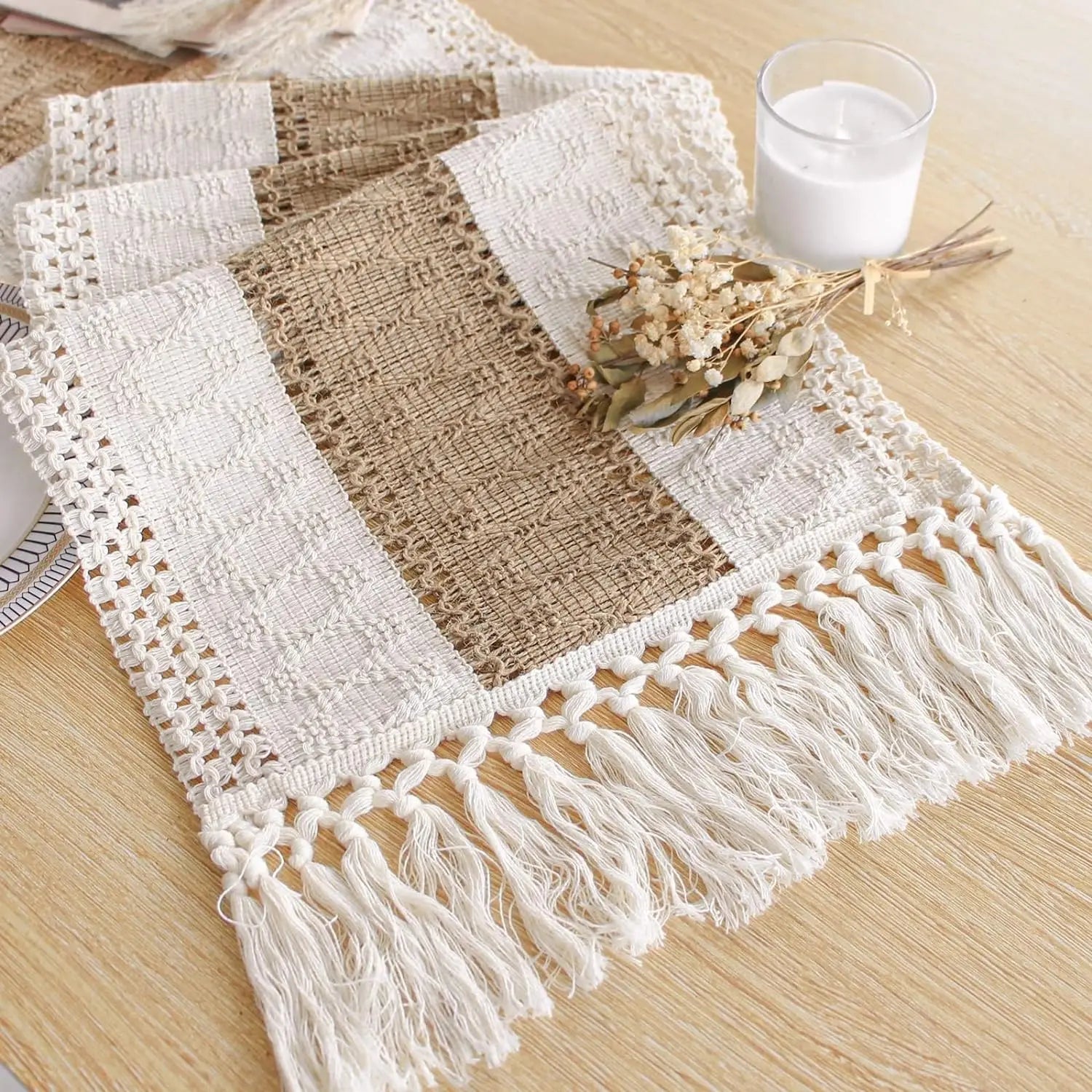 Chemin de table bohème géométrique beige avec pompons - vue 3 sur 7