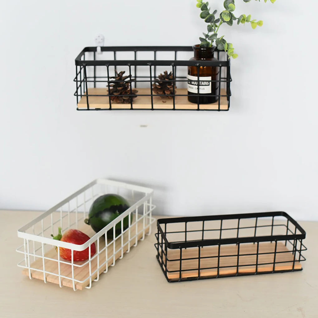 panier de rangement suspendu en métal et bois pour cosmétiques - vue 3 sur 7