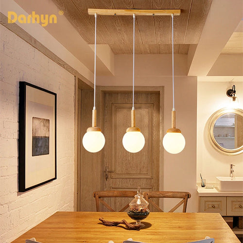 Suspension en bois et verre au design nordique
