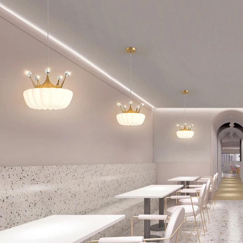 lampes suspendues couronne dorée décor intérieur nuage blanc salon salle manger restaurant