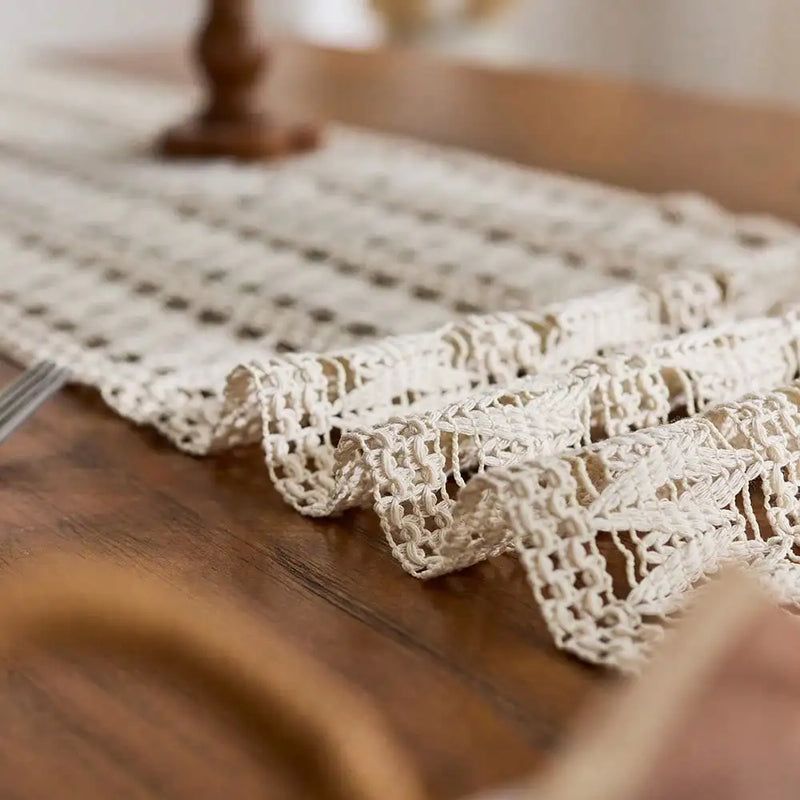 Chemin de table bohème beige pompons motifs géométriques