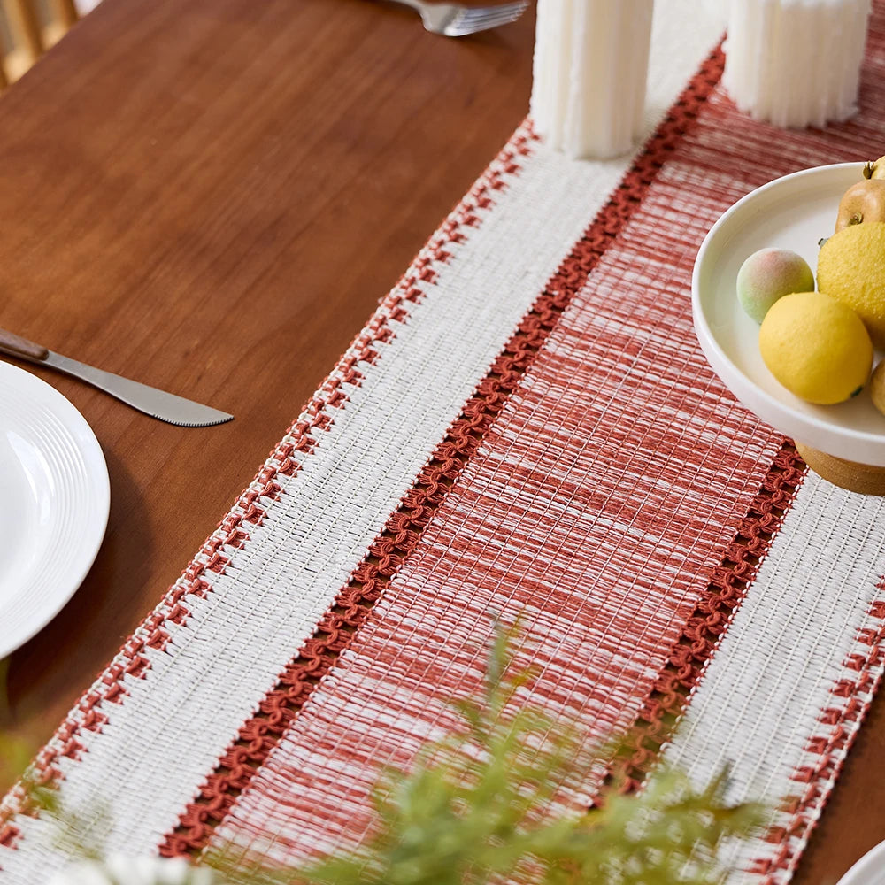 Chemin de table bohème tissé rayures rouges pompons - vue 5 sur 7