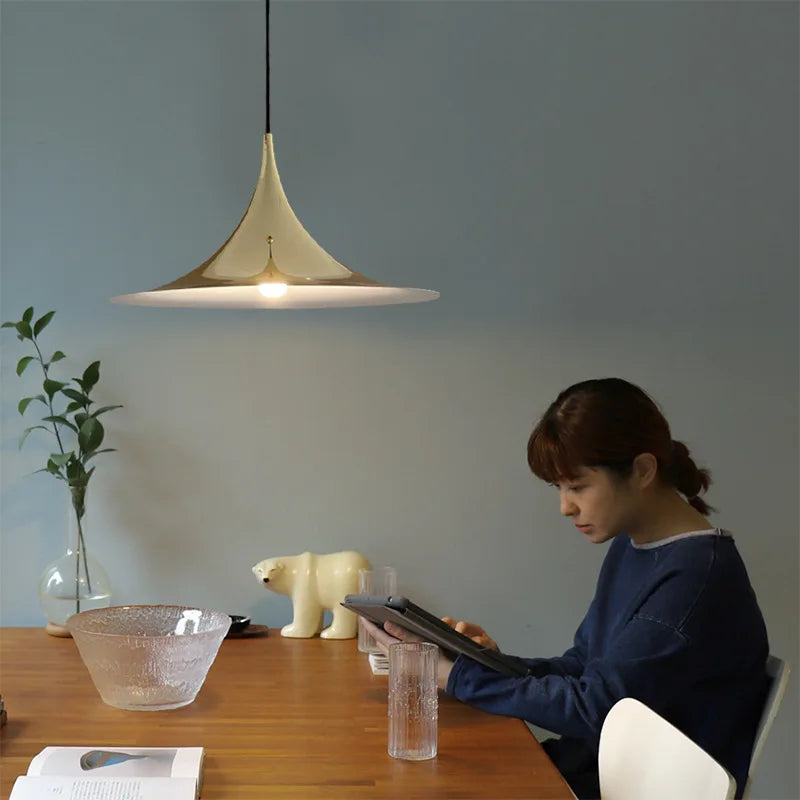 Suspension design corne nordique pour villa minimaliste