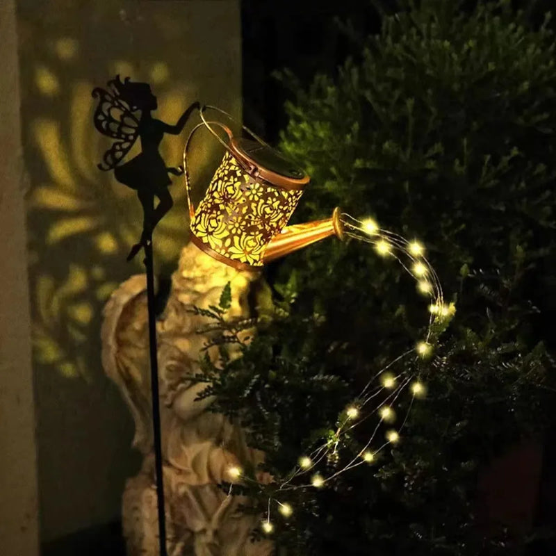 arrosoir solaire avec lumières de jardin et statues de fées