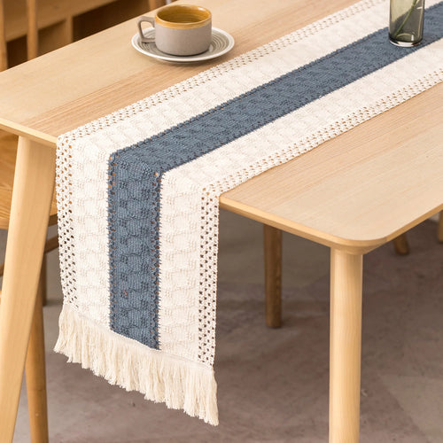 Chemin de table boheme beige motifs geometriques pompons