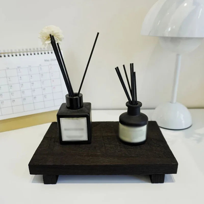 plateau en bois sur pied pour rangement et décoration