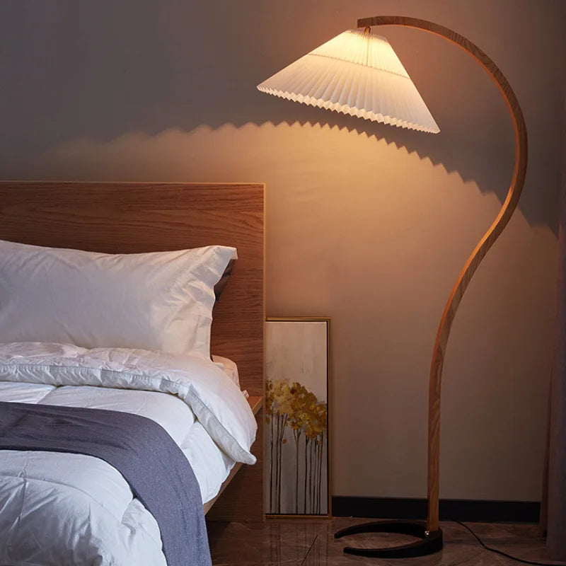 Lampadaire LED plissée en bois naturel et noyer