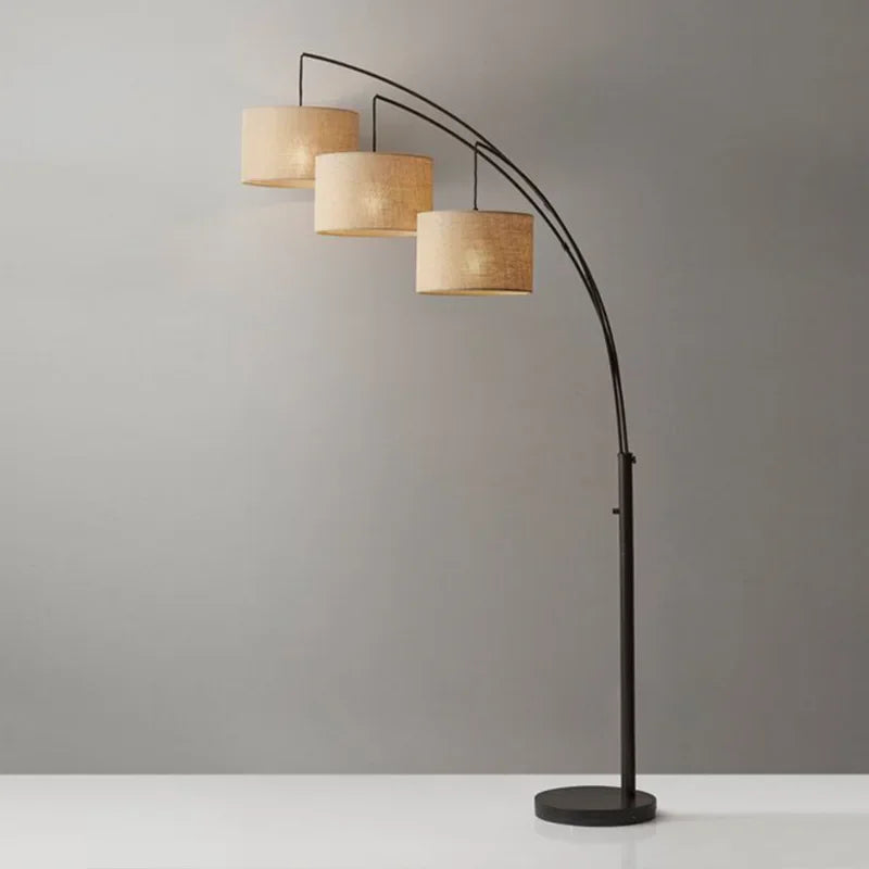 Lampadaire design avec plusieurs abat-jours suspendus