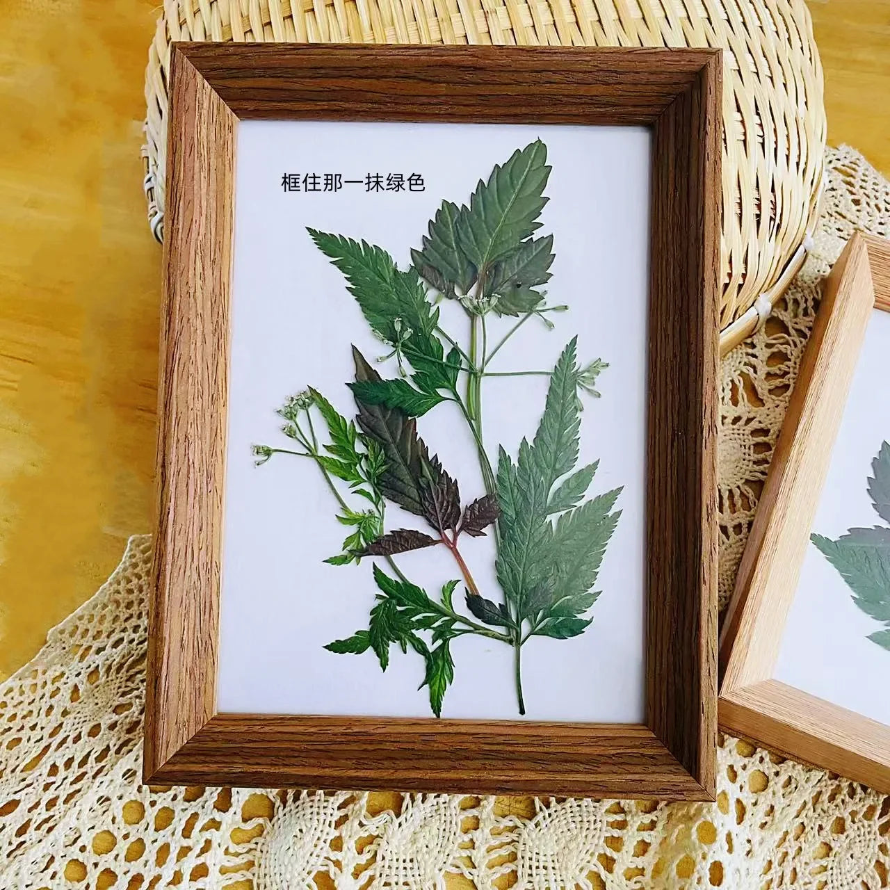 cadre photo en bois avec feuille décorative fait main - vue 3 sur 6