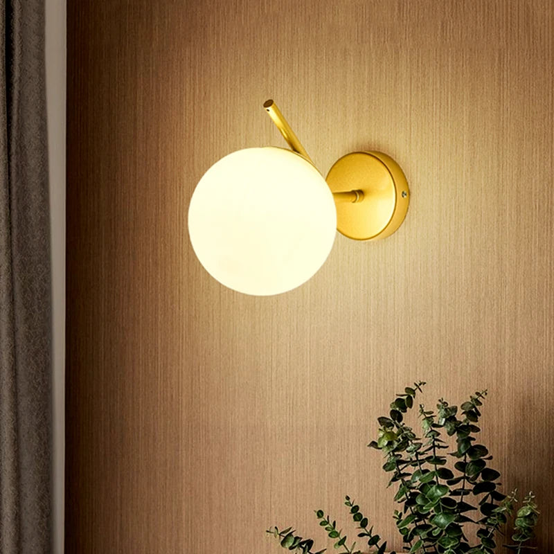 Nouveau Lampe de applique murale LED boule de verre postmoderne Simple chambre chevet lampara luxe or бра allée intérieure salon décor applique murale
