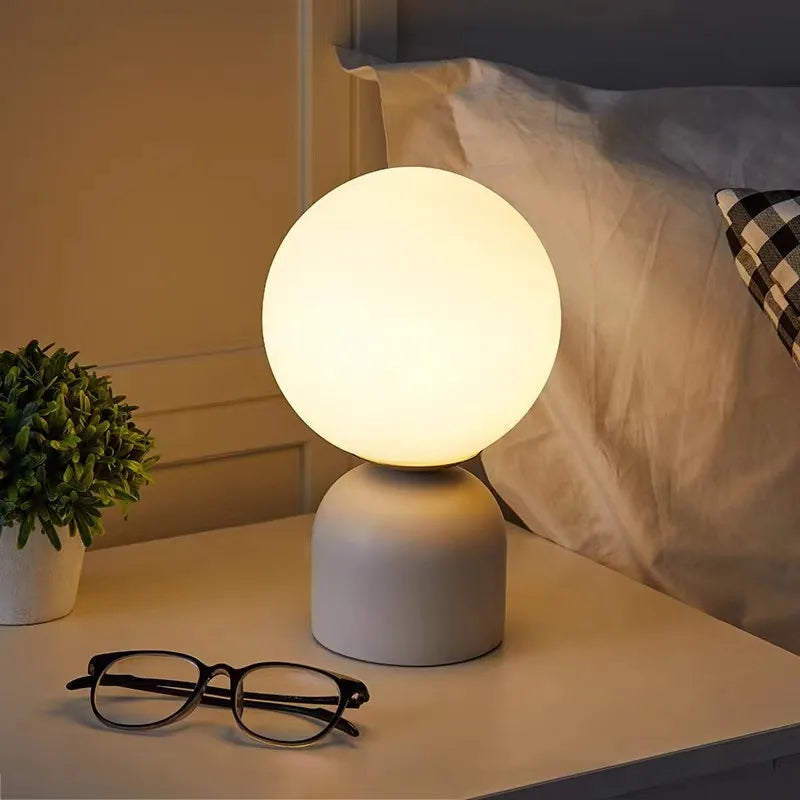lampe à poser en marbre et verre pour intérieur élégant