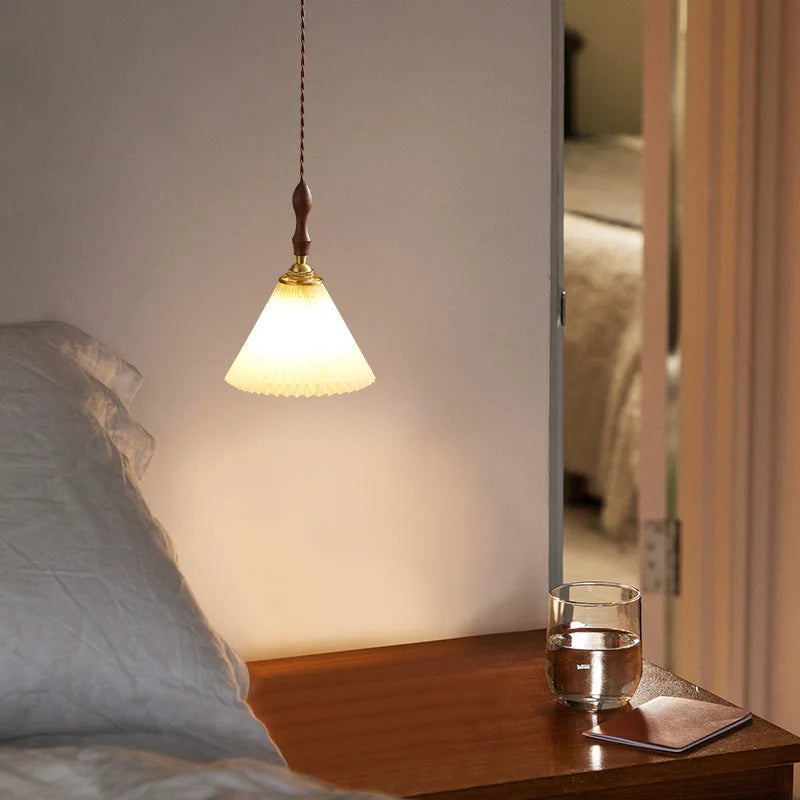 lustre vintage japonais avec abat-jour plissé en noyer