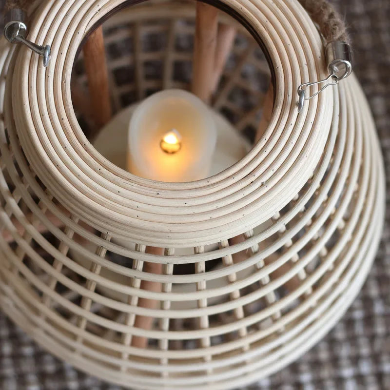 lampadaire en rotin avec chandelier et bougie électronique décorative