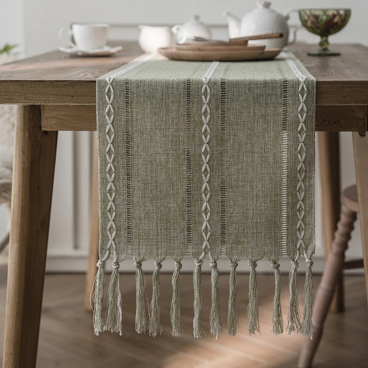 Chemin de table brodé bohème avec pompons tissés - vue 2 sur 7